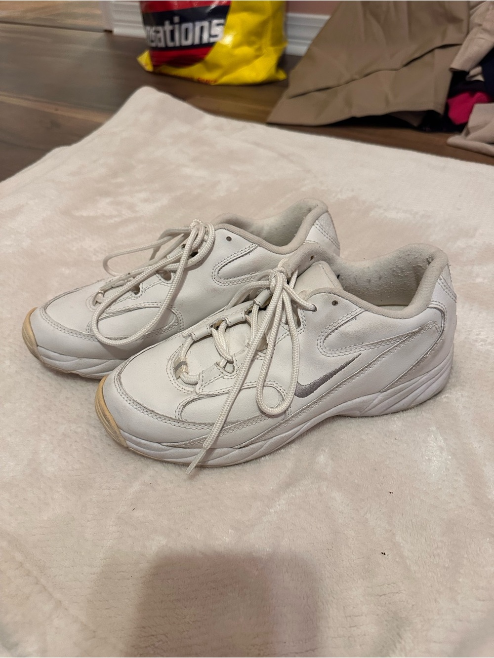 Vintage Nike Womens White Lace-Up Air Liner Sneakers with Light Gray Swoosh GUC